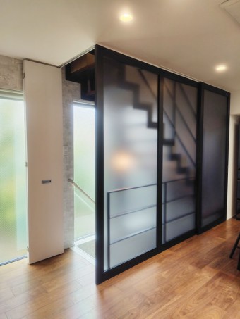 おしゃれな階段間仕切りで夏も冬も快適！目隠し効果でプライバシーと開放感を両立　目黒区W様邸